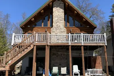 Image de Plus grande maison de cabane logée sur mesure. Capacité d'accueil 15, Boat Dock, Game Room