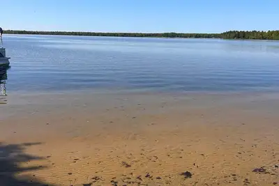 Image de Visitez notre Manistee Lake Retreat avec votre propre plage privée