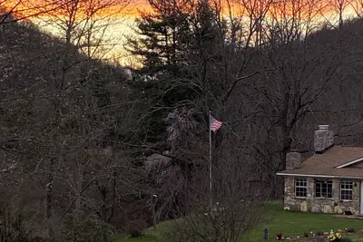 Image de Stone Cottage est situé dans une magnifique gorge de montagne