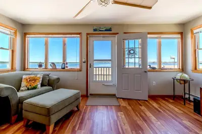 Image de Vacances en famille sur l'eau du port de Hampton, quartier résidentiel calme.