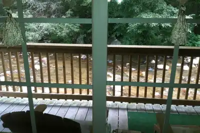 Image de Petite cabane paisible situé sur les rives d'un ruisseau Trout sereine
