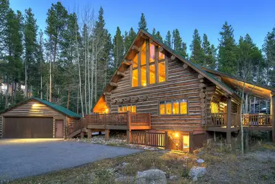 Log Home Retreat, salon extérieur avec grill, table de billard, à 3 km de Ski & Main St.