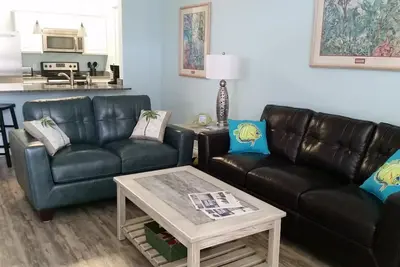 Image de Beau village près de la plage Townhome! 6 couchages confortables! <br>Spéciaux d'hiver!