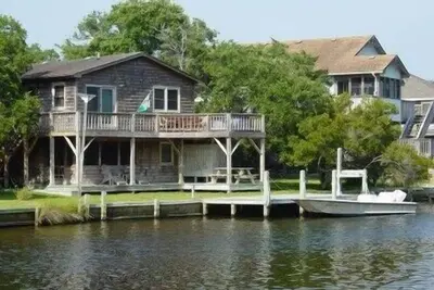 Image de Otter's Pub-Fun & Relaxing On Canal-Big Dock & Great View-Kayaks-Pet Friendly