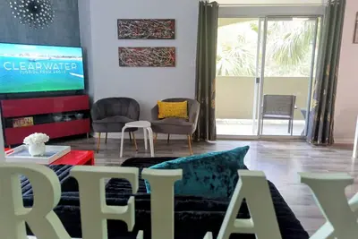 Image de Le Luxe pour Moins! Confort moderne, près des plages, des magasins, des restaurants