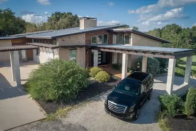 Image de Escapade moderne à la retraite à Austin - une maison exquise!