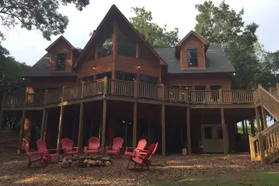 Image de Cabine Lake House nouvellement construite. Disposition multifamiliale parfaite!
