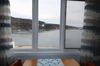 Image de Ocean Front Cottage, construit dans la falaise, surplombant St. John's Harbour