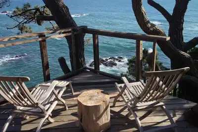 Image de Cabine 5 sur le bluff. Grande terrasse avec des vues spectaculaires sur l'océan et un foyer!