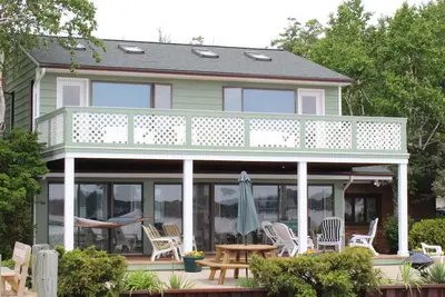 Image de Macatawa Lake Side Cottage par State Park et pistes cyclables