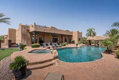 Image de Hou La La! Lavish Family Desert Oasis w / ÉNORME piscine, foyer extérieur, terrain de pétanque!