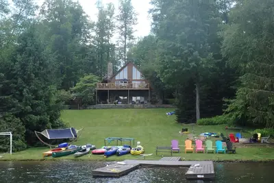 Image de Lakefront Log Home avec grand porche, cour, foyer, kayaks / canoës, wifi, DirecTV