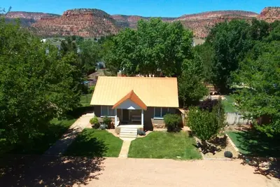 Image de Une maison acceptant les animaux domestiques située au cœur de Kanab, Ut