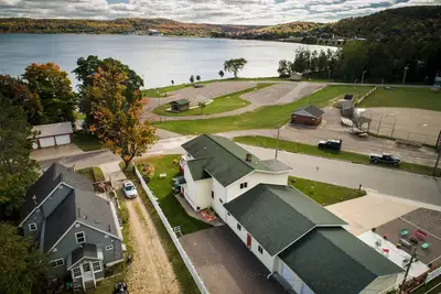 Image de Confortable et familial situé sur la rive du lac Supérieur de Munising Bay