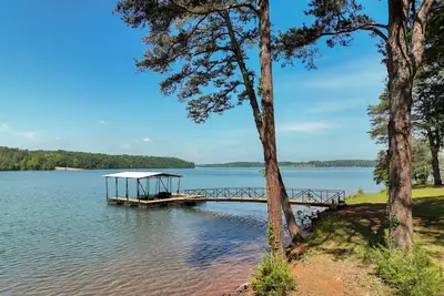 Image de Lakefront Home, 6br / 4ba, Deep Water / Dock, parfait pour un séjour multifamilial