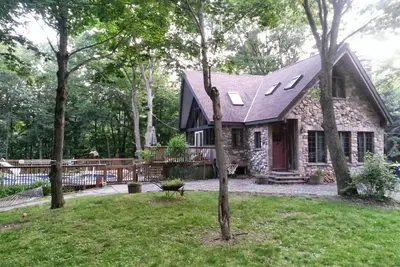 Image de Charmant chalet en pierre dans un environnement boisé avec piscine chauffée