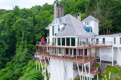Image de Château majestueux de montagne avec vue de 20 milles