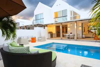 Image de Villa de luxe. Étapes à suivre pour Grace Bay Beach!