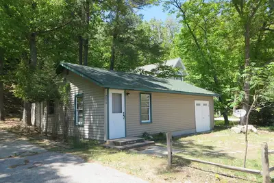 Image de Cozy Cottage d'une chambre en face du lac Portage et à quelques pas du lac Michigan