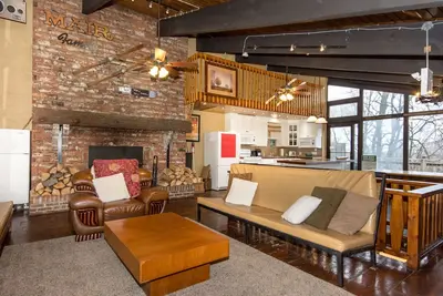 Image de Beau chalet avec bain à remous de luxe et sauna