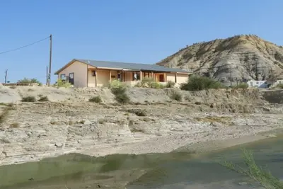 Image de Nouveau Terlingua Creek Porch House idéalement situé surplombant Terlingua Creek
