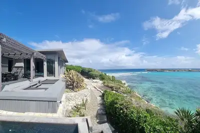 Image de Privé Waterfront Villa (Accès Privé mer, la piscine, à l'étourdissement, Contemporain)