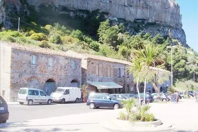 Image de Profitez d'une vue sur la mer tout en restant sous la falaise spectaculaire de Cefalu!