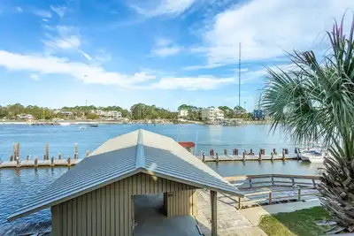 Image de Flew The Coop / River Front Condo avec piscine