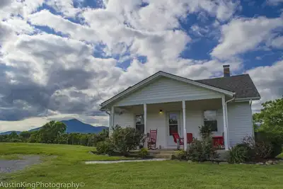 Image de Cottage pittoresque avec vue sur la montagne majestueuse - Près de Parkway et Lynchburg