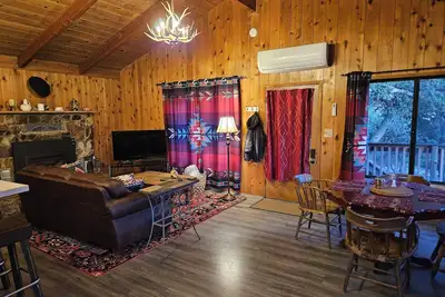 Image de Cabin Pheasant Hill. Cosy et chien amical.