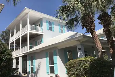 Image de Marchez À La Plage! Magnifique 5 bd. 3. 5 salles de bain, maison rénovée près de la piscine principale.