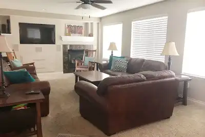 Image de 8 chambres, 5 salles de bain complètes, 17 personnes, pratique pour Denver & Boulder