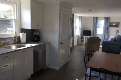 Image de Cottage récemment rénové - à quelques minutes des plages, de Cliff Walk et du centre-ville de Newport!