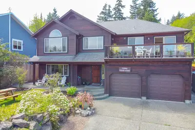 Image de Tofino Cedar Home avec vue sur le port
