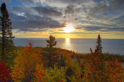 Image de Une vue incomparable à 180 degrés sur le lac Supérieur, à 200 pieds au-dessus de l'eau!