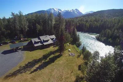 Image de Véritable maison en bois rond au bord de la rivière Alaska