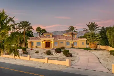 Image de Isolé sensation dans une superbe région peuplée non loin du shopping ou de la randonnée