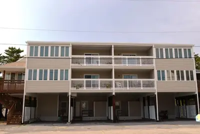 Image de Remodelé 4 Bdrm 3 Ba Townhouse 200 étapes de la plage privée!