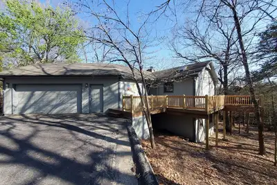 Image de Uncle Arnie's Retreat - Lakefront-4 chambres à coucher, 2-1 / 2 salles de bain, accès facile au lac, WiFi