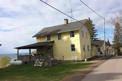 Image de Ceci est notre camp familial surplombant le lac Supérieur