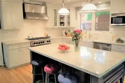 Image de Maison mise à jour avec bain à remous au coeur de St. Helena