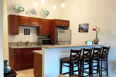 Image de Belle Top Floor Condo Avec Voûtes Et Lanai