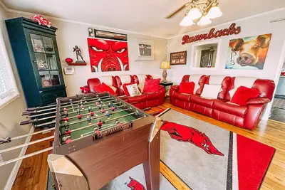 Image de Razorback Retreat! Maison Razorback personnalisée! Disponible pour l'obtention du diplôme de l'UofA!