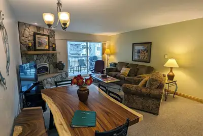 Image de Condo de luxe avec WiFi gratuit, parking, piscine chauffée, bains à remous, navette pour les skieurs