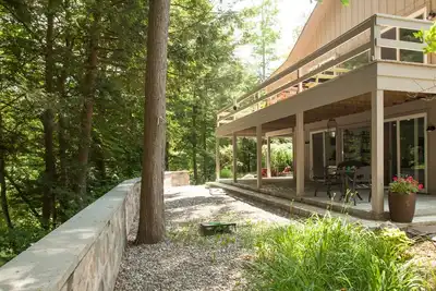 Image de Deux chambres avec salle de bains dans un bois calme