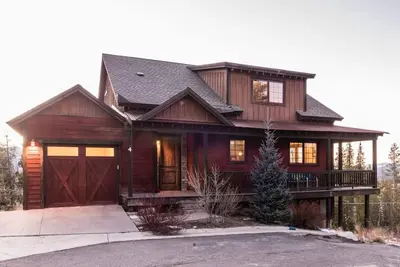 Image de Big Views, Big House, Près de la ville et de la navette, Bain à remous, 2 superbes chambres, 4 très grand lit