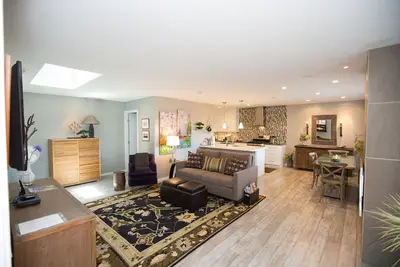 Image de Downtown Carmel - Marcher à tout! - 1br / 2ba Exec Suite \"A\"