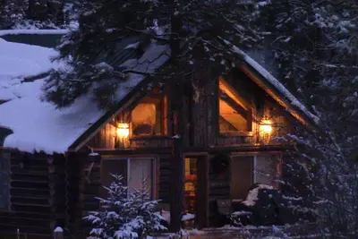 Image de Riverfront Log Cabin, à quelques minutes de votre aventure en plein air