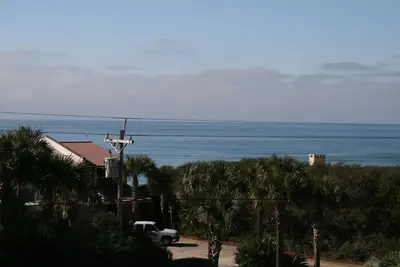Image de Belles Vues Sur La Mer! Deux Minutes De Plage! IMMACULÉ Et Spacieux!