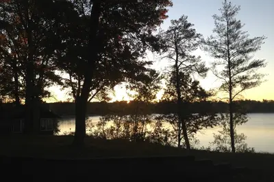 Image de Cabine spacieuse au bord du lac toutes saisons sur le lac Pristine Des Moines - 26 personnes!